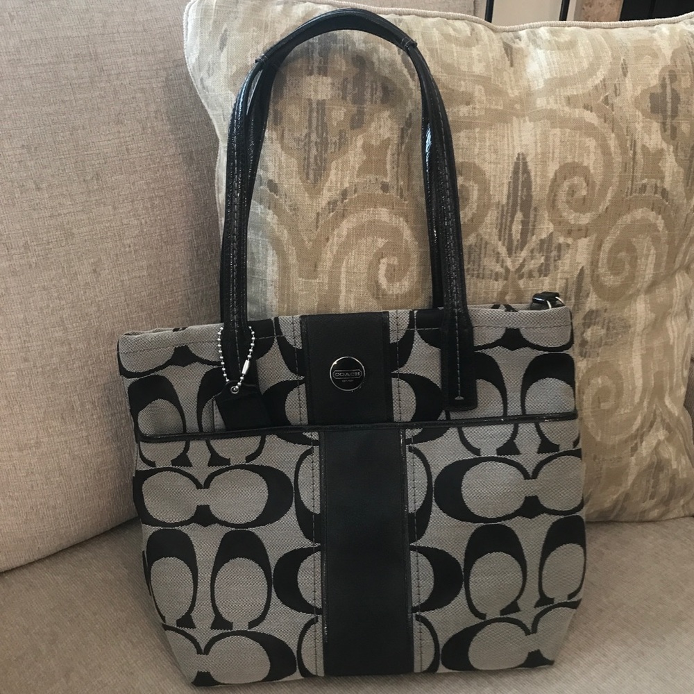 Cute Coach Signature Canvas Tote 🖤
